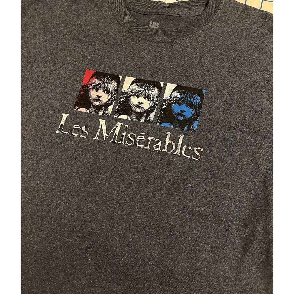 Les Miserables Miz Broadway Musical Play OFFICIAL Merch NYC T-Shirt Grey MEDIUM